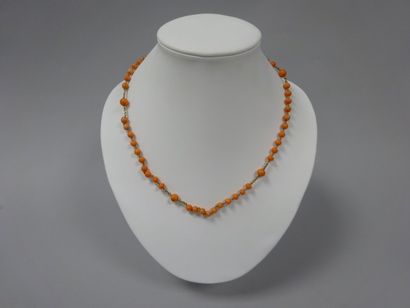 Chapelet en or jaune (750) et perles de corail...