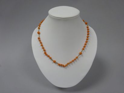 Chapelet en or jaune (750) et perles de corail...