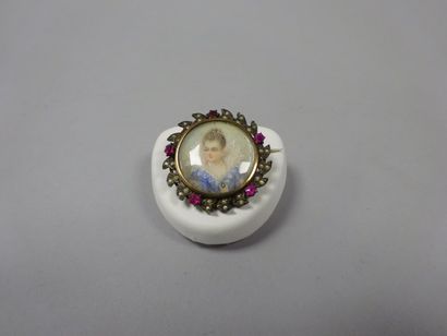 Petite broche ronde ornée d'une miniature...