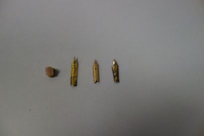 Lot de débris d'or :

-une dent avec couronne...