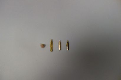 Lot de débris d'or :

-une dent avec couronne...