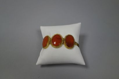 Bracelet en métal doré orné de trois médaillons...