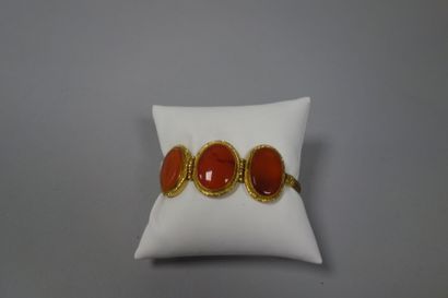 Bracelet en métal doré orné de trois médaillons...