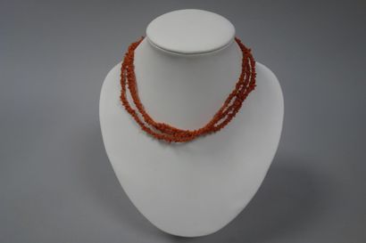 Collier à trois rangs de petits batonnets...