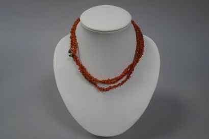 Collier à trois rangs de petits batonnets...