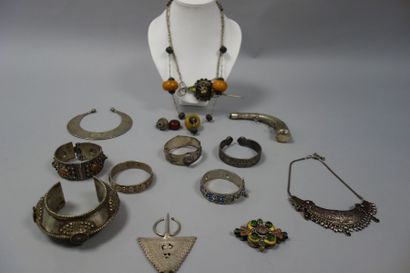 AFRIQUE DU NORD

Fort lot de bijoux et parures...