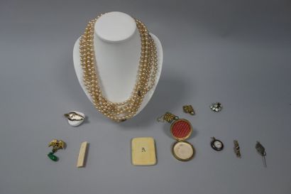 Lot de bijoux fantaisie dont broches, colliers,...