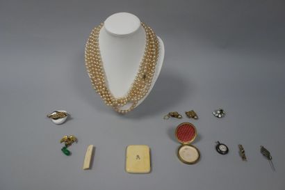 Lot de bijoux fantaisie dont broches, colliers,...