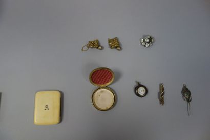 Lot de bijoux fantaisie dont broches, colliers,...