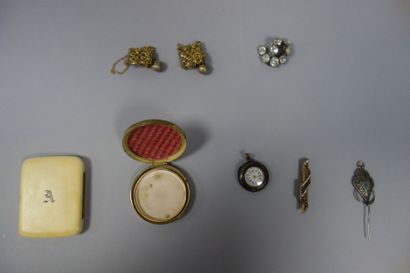 Lot de bijoux fantaisie dont broches, colliers,...