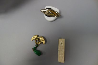 Lot de bijoux fantaisie dont broches, colliers,...