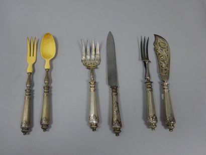 Ensemble de trois couverts de service, à...