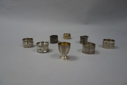 Sept ronds de serviettes en argent (925),...