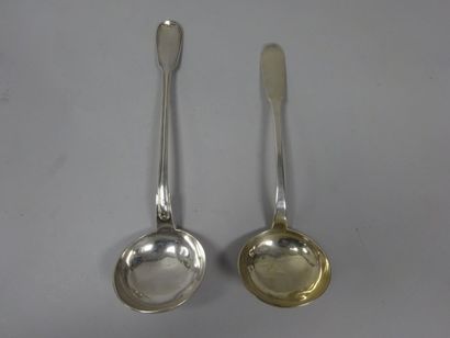 Deux louches en argent (925):

- une de modèle...