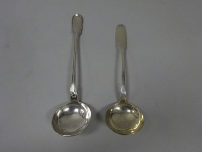 Deux louches en argent (925):

- une de modèle...