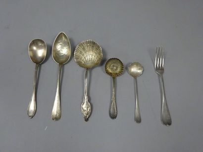 Lot de six pièces de service ou de table...
