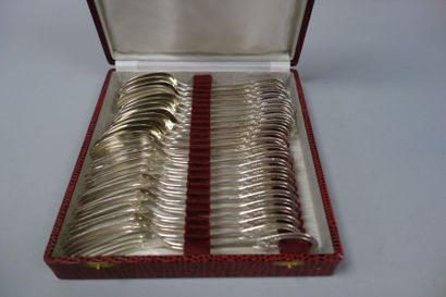 Douze couverts à entremets en argent (925)...