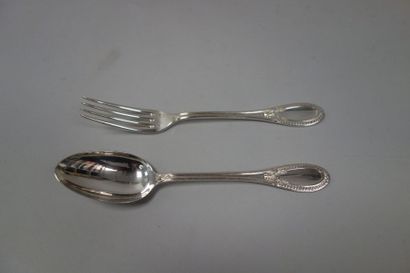 Douze couverts à entremets en argent (925)...