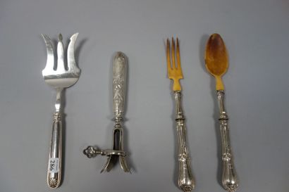 Couvert à salade en ivoire à manches en argent...