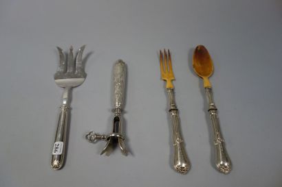 Couvert à salade en ivoire à manches en argent...