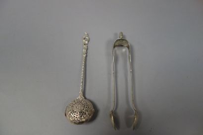 Pince à sucre en argent (800) à décor de...
