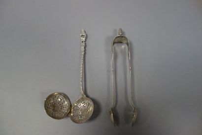 Pince à sucre en argent (800) à décor de...