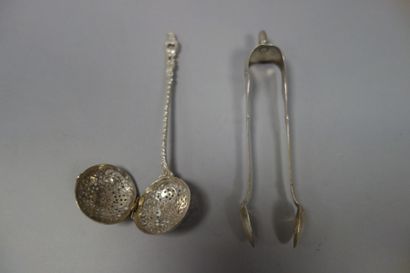 Pince à sucre en argent (800) à décor de...