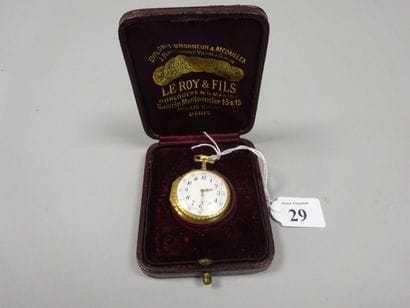 Montre de col en or trois tons (750).

Lunette...