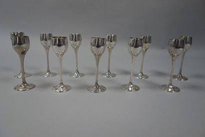 ERCUIS

Onze verres à liqueur en métal argenté...