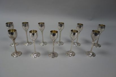 ERCUIS

Onze verres à liqueur en métal argenté...