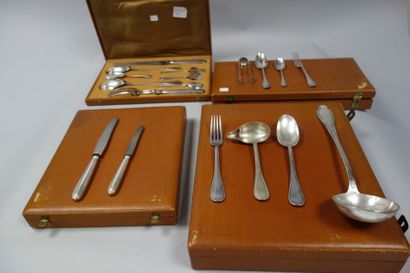 Partie de ménagère en métal argenté, modèle...