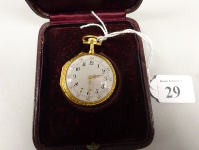 Montre de col en or trois tons (750).

Lunette...