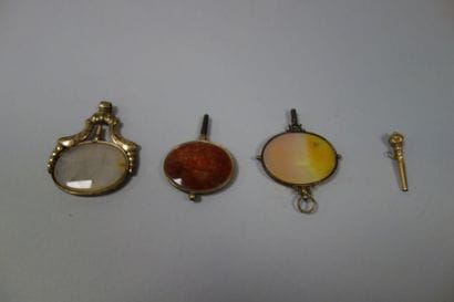 Trois clefs remontoirs en métal ornées de...