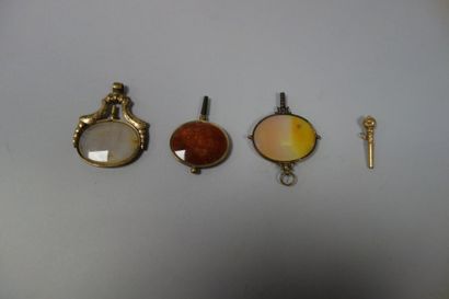 Trois clefs remontoirs en métal ornées de...