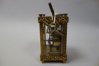 Pendulette d'officier en cuivre doré et verre...