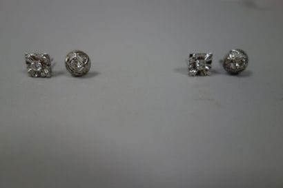 Deux paires de clous d'oreilles en or gris...