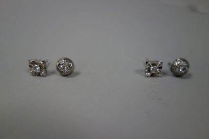 Deux paires de clous d'oreilles en or gris...