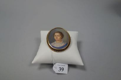 Broche ornée d'une miniature ovale sur ivoire...