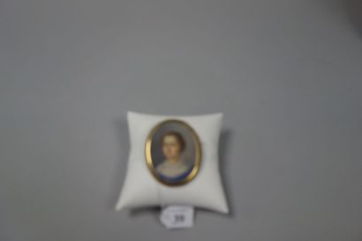 Broche ornée d'une miniature ovale sur ivoire...