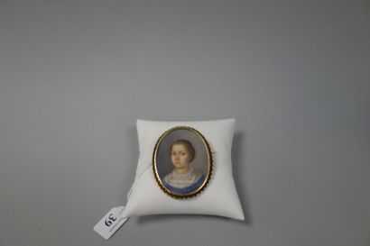 Broche ornée d'une miniature ovale sur ivoire...