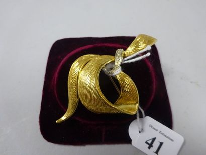 Broche en or jaune et or gris (750) à deux...