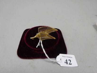 Broche en or jaune (750) figurant deux plumes...