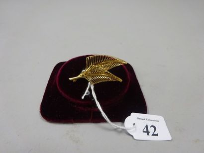 Broche en or jaune (750) figurant deux plumes...