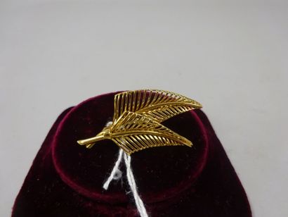 Broche en or jaune (750) figurant deux plumes...