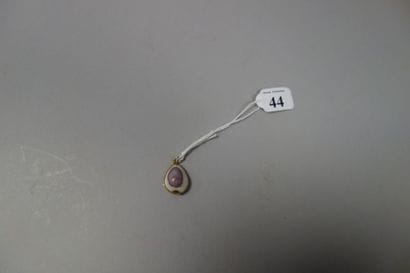 Pendentif formé d'un cauri monté sur or jaune...