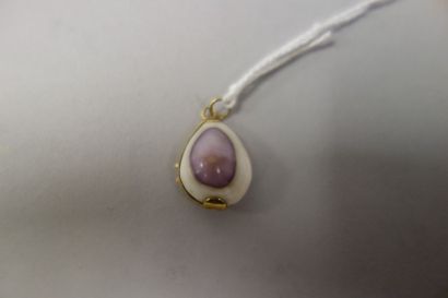 Pendentif formé d'un cauri monté sur or jaune...