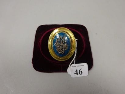 Broche de forme médaillon, monture en or...