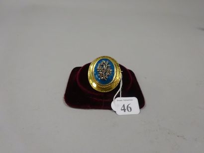 Broche de forme médaillon, monture en or...