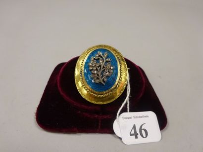 Broche de forme médaillon, monture en or...