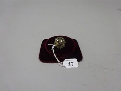 Petite broche ovale en or jaune (750) et...